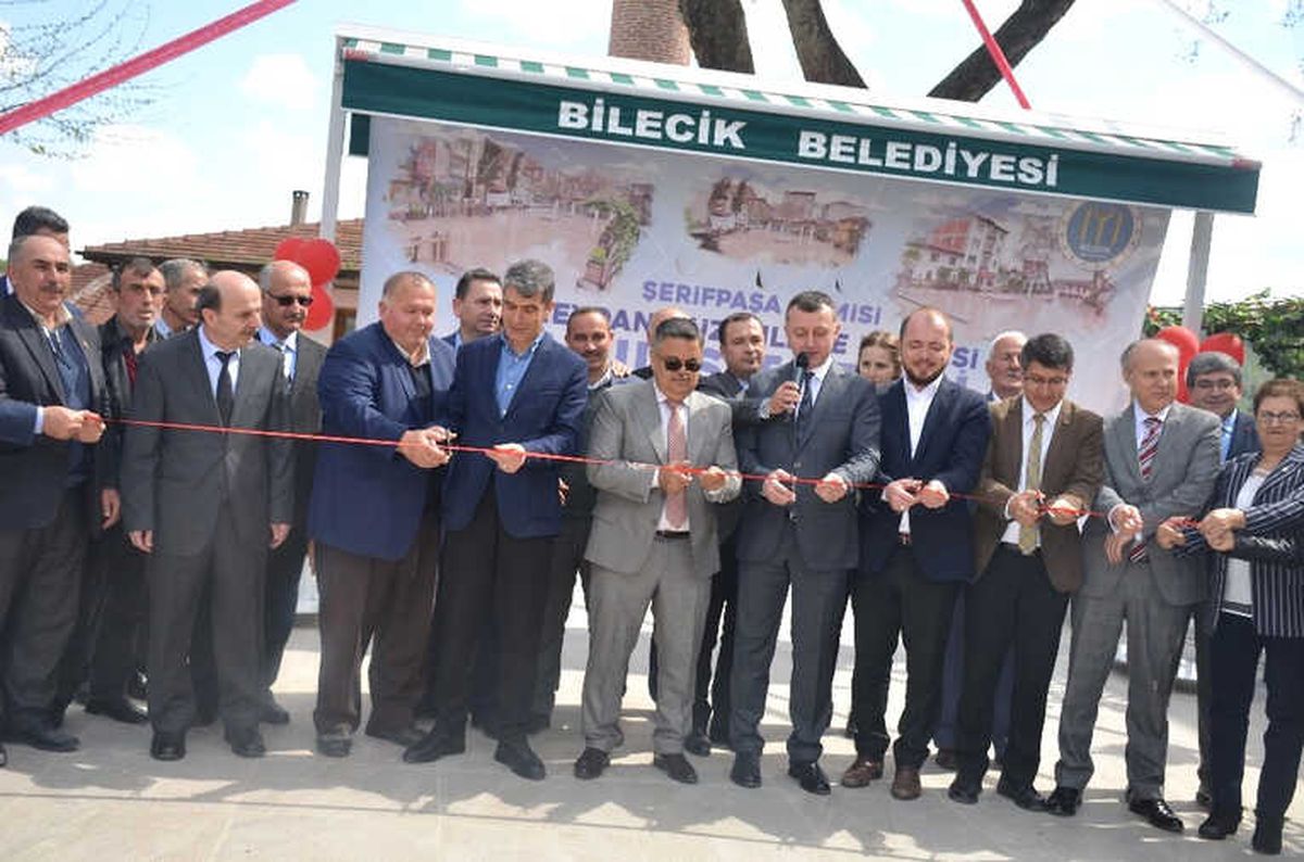 Şerifpaşa Camii Avlusu Eyüp Sultan Cami Avlusu Olma Yolunda