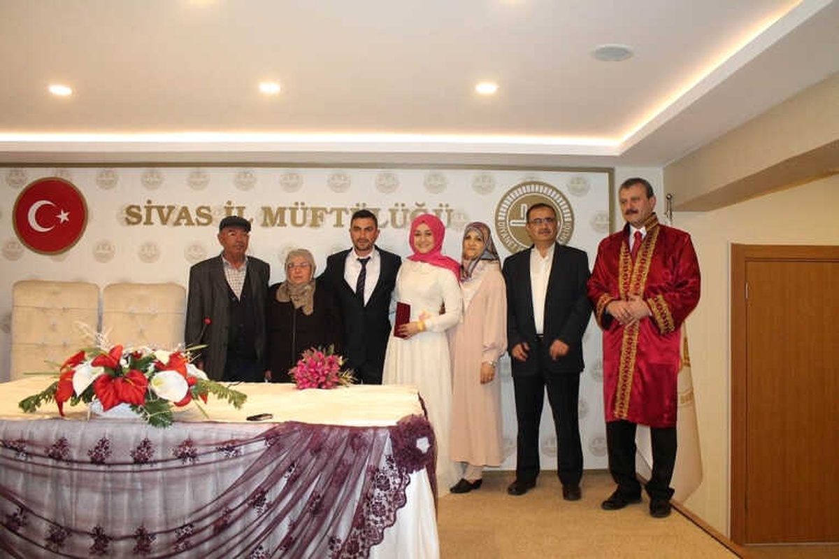 Sivas Müftüsü İlk Kez Resmi Nikah Kıydı
