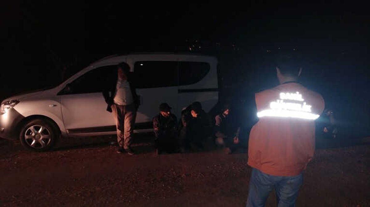 Sürat Teknesinde 11 Düzensiz Göçmen Yakalandı