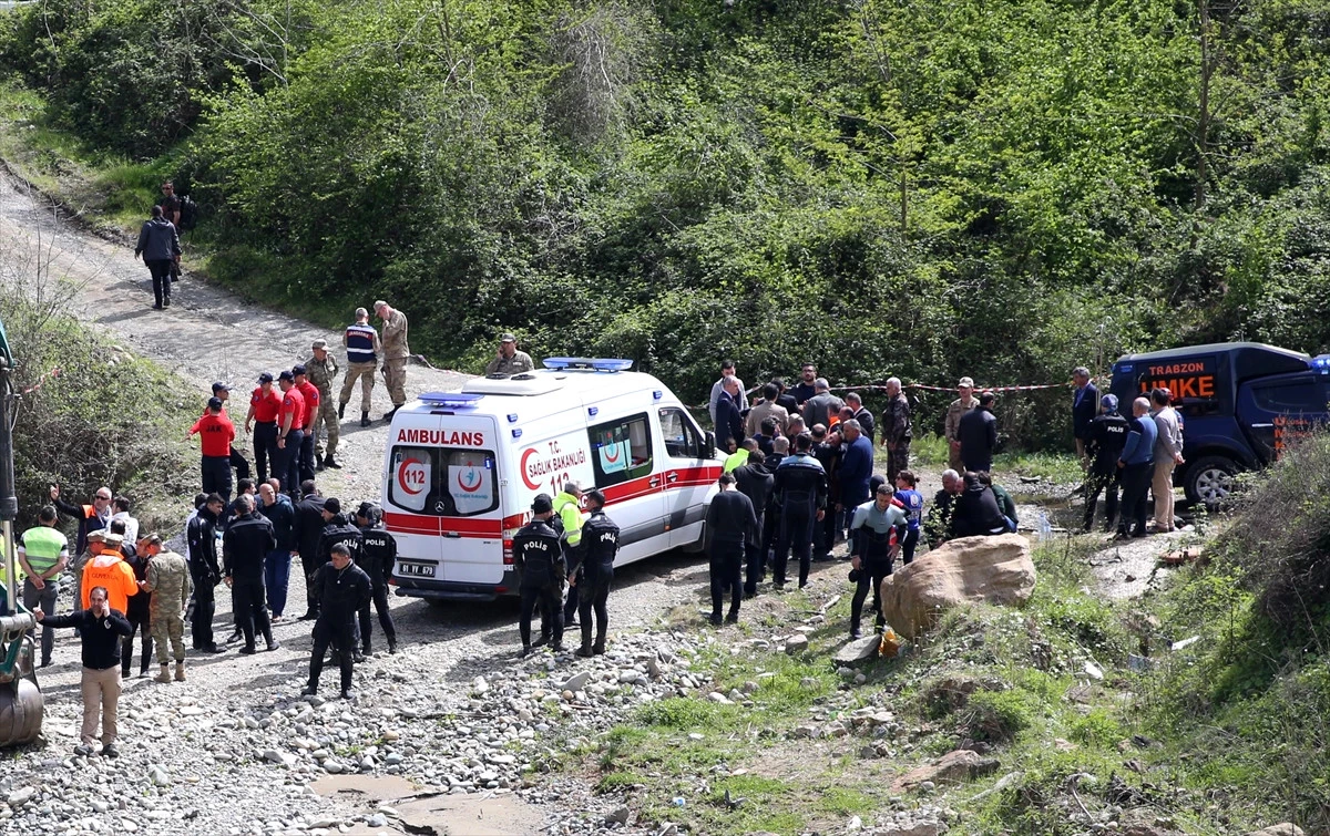 Trabzon\'da Polis Aracının Dereye Devrilmesi