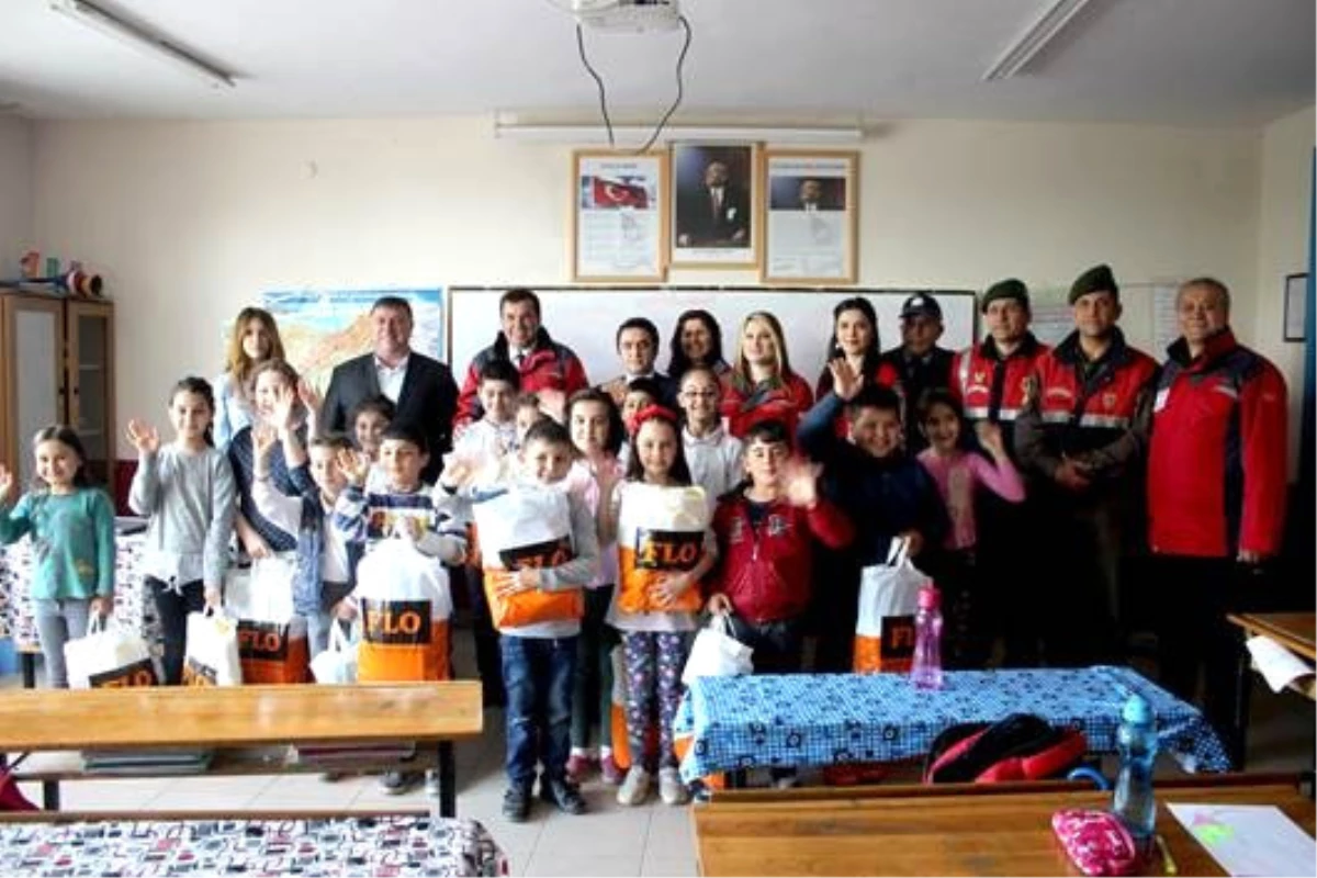 Türk Kızılayı\'ndan Öğrencilere Yardım