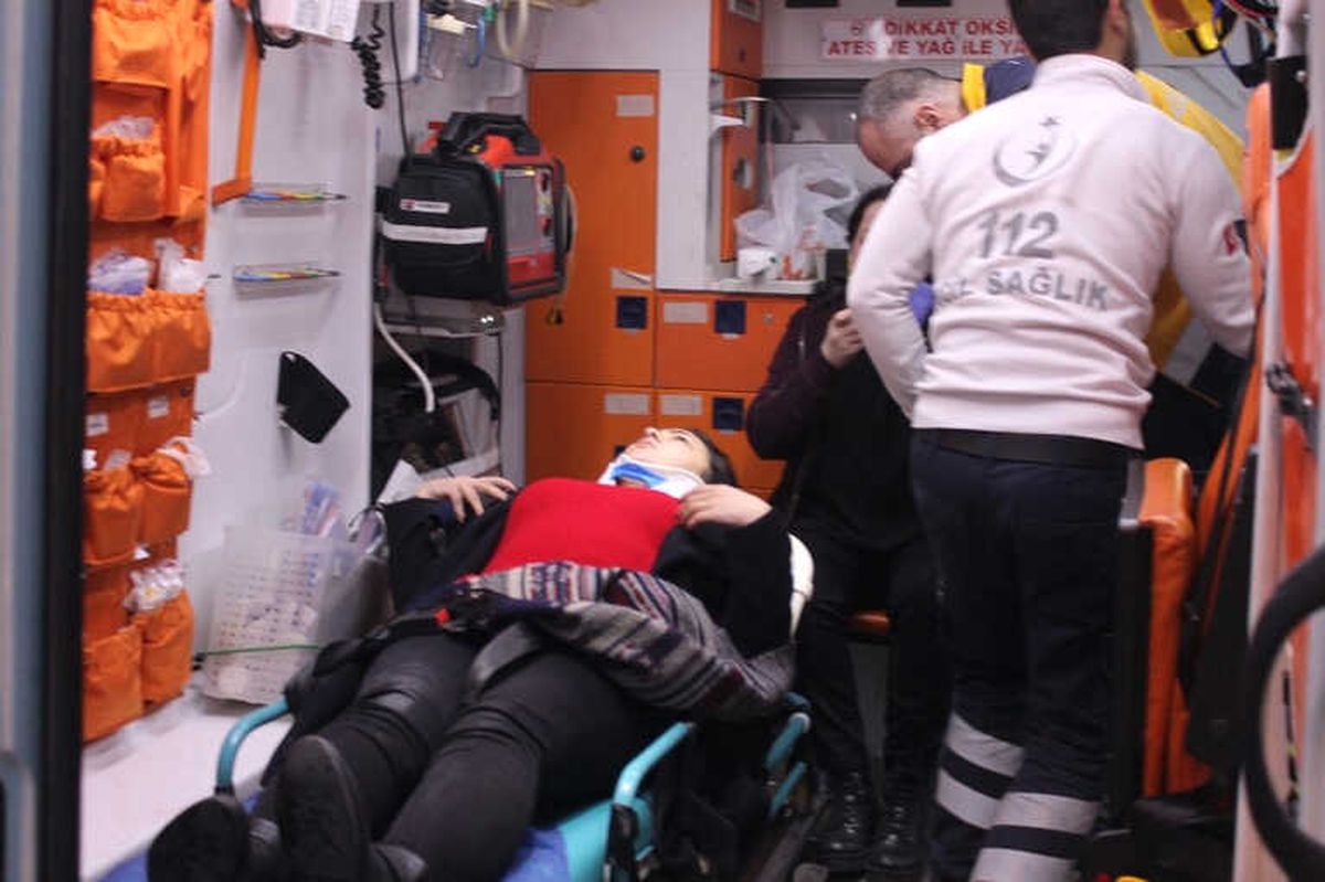 U" Dönüşü Yapmak İsteyen Otomobile Çarpan Minibüs Yan Yattı: 3 Yaralı