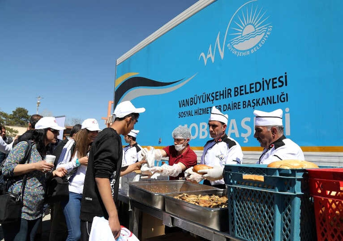 Van Büyükşehir Belediyesinden Balık ve Ayran Aşı İkramı
