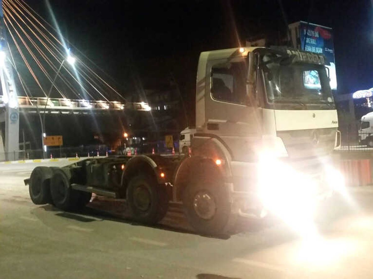 Açık Unutulan Damper Koparak Üst Geçit ile Yol Arasında Sıkıştı