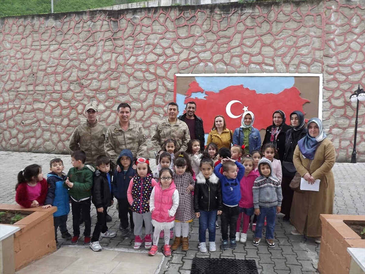 Anaokulu Öğrencileri Askerleri Ziyaret Etti