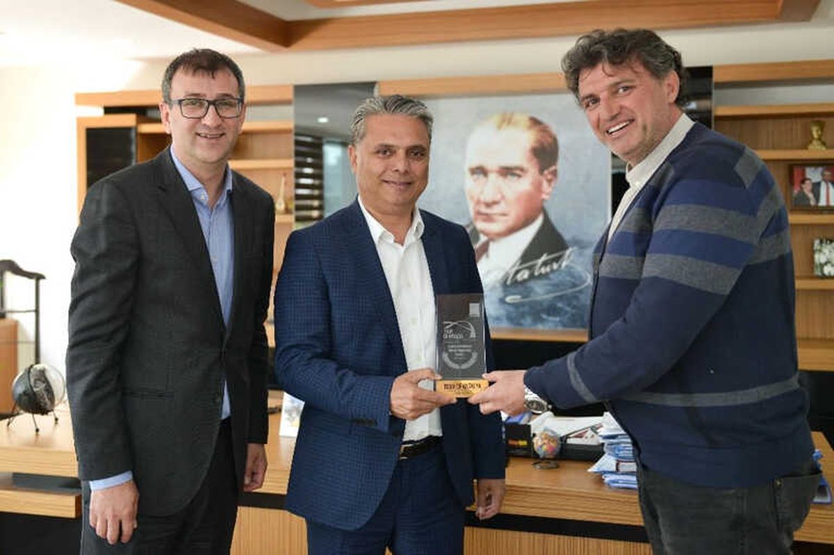 Başkan Uysal\'a Teşekkür Plaketi