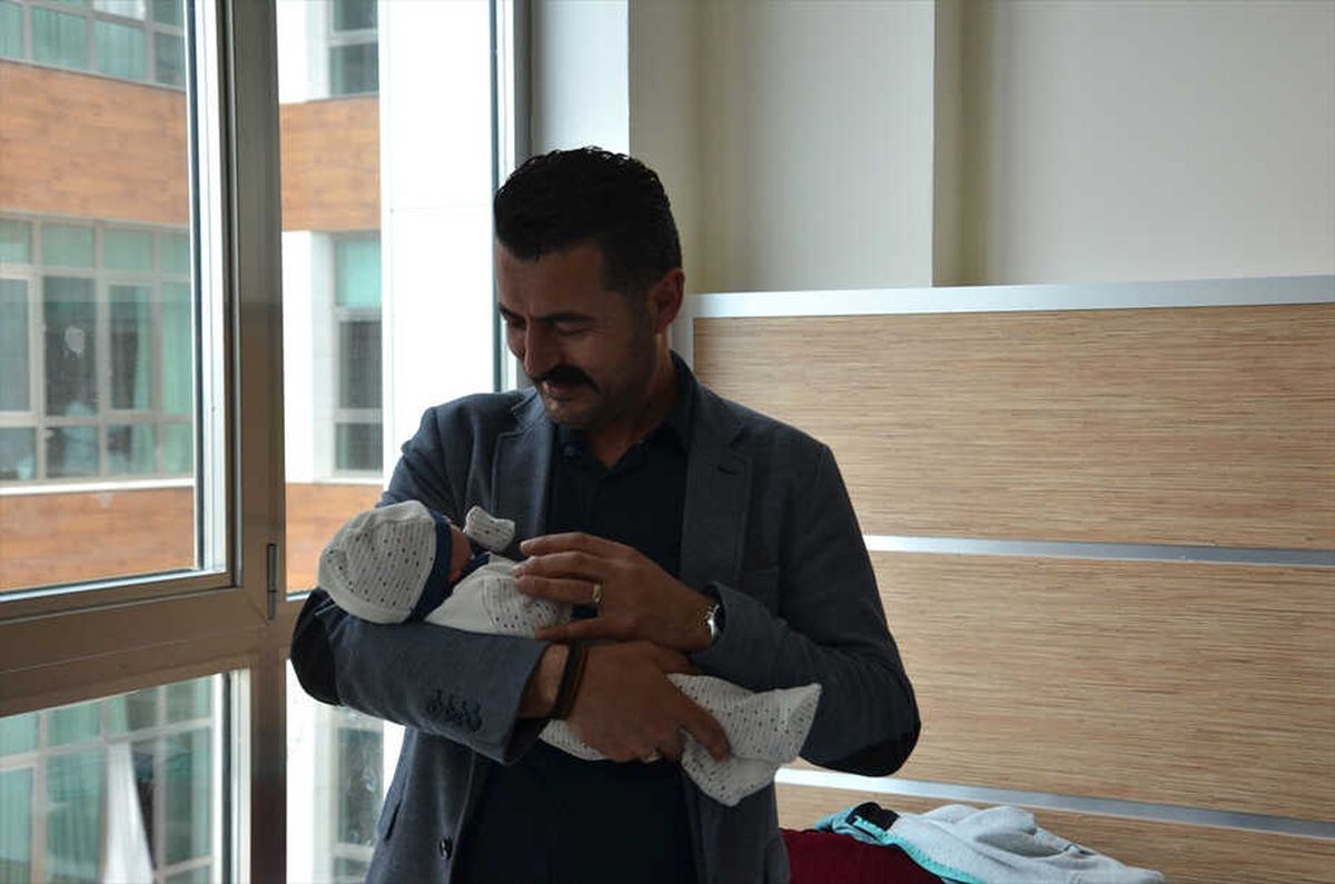 Bebeklerinin Adını "Ömer Halis" Koydular