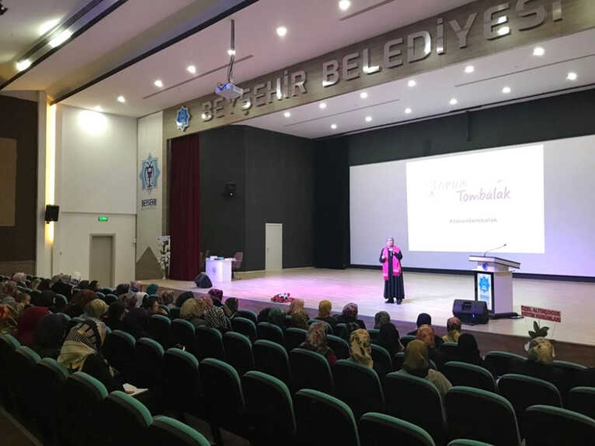 Beyşehir\'de \'Bilişim Çağında Hayırlı Evlat Yetiştirmek\' Konulu Konferans