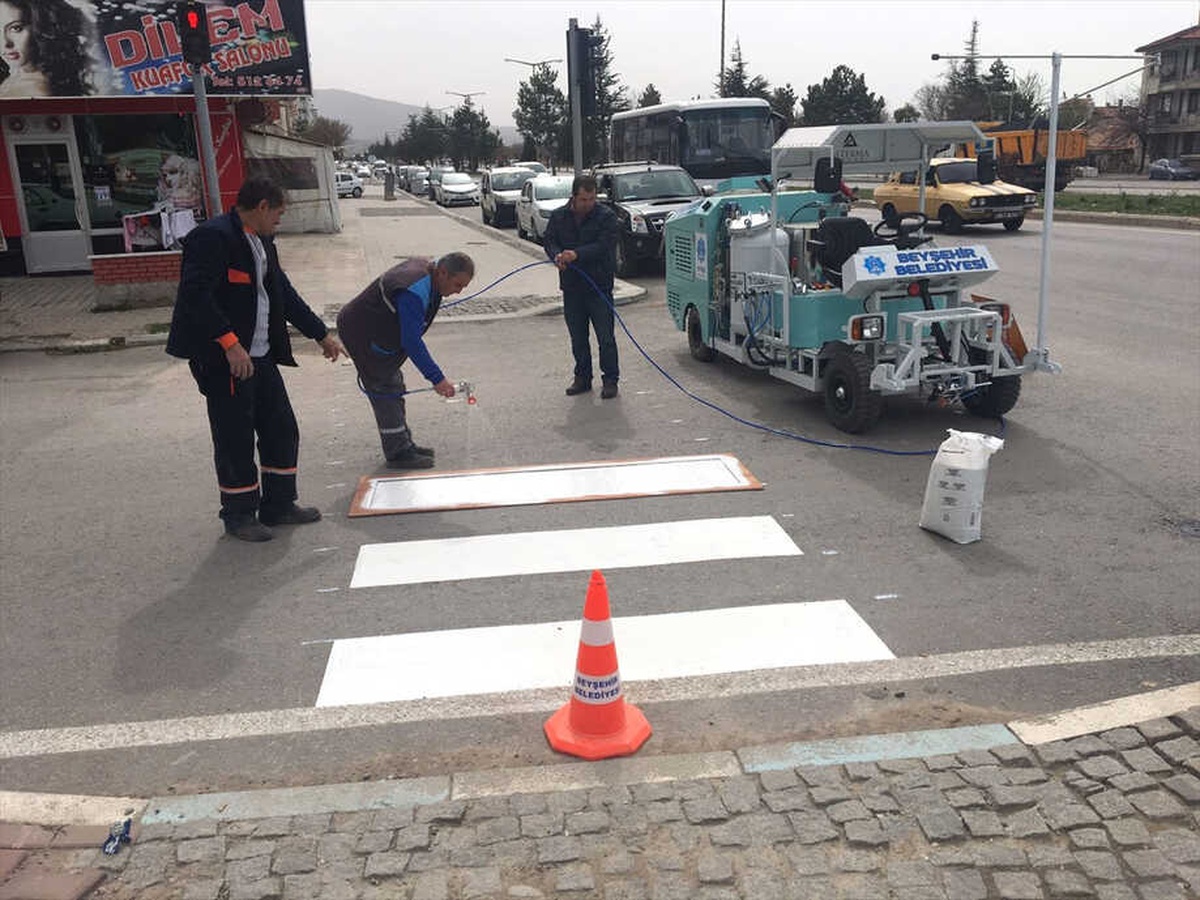 Beyşehir\'de Yol Çizgi Makinesi Mesaisine Başladı