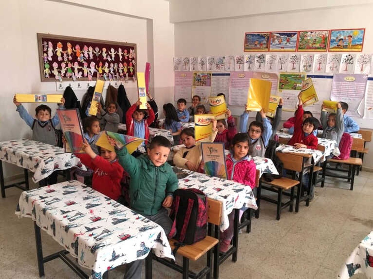 Bilgievi Öğrencilerinden Siirtli Öğrencilere Kırtasiye ve Giyecek Yardımı