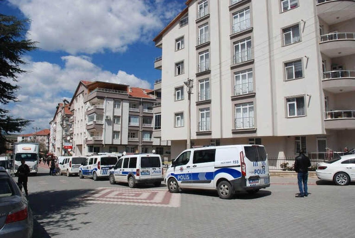 Bunalıma Girdi Kendini Pencereden Attı