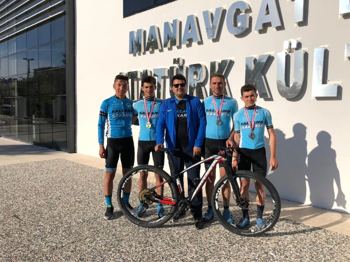 Büyükşehir Bisiklet Takımı\'ndan 3 Madalyalı Kupa