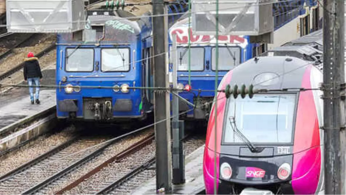 Demiryolu Durdu Otobüsler Doldu Taştı