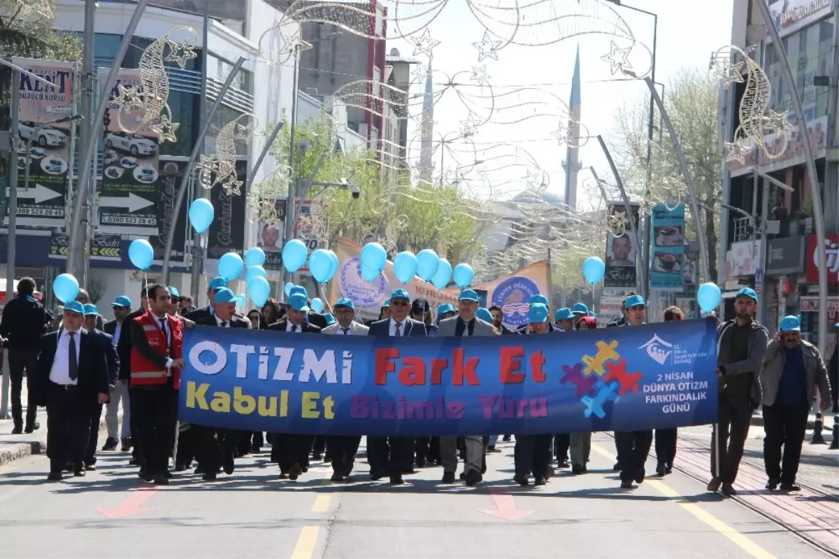 Düzce\'de Otizme Dikkat Çekmek İçin Mavi Balon Uçurdular