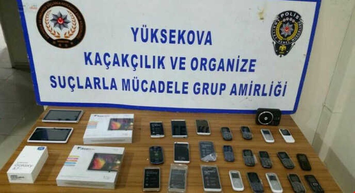 Hakkari\'de Kaçak Sigara ve Kol Saatleri Ele Geçirildi