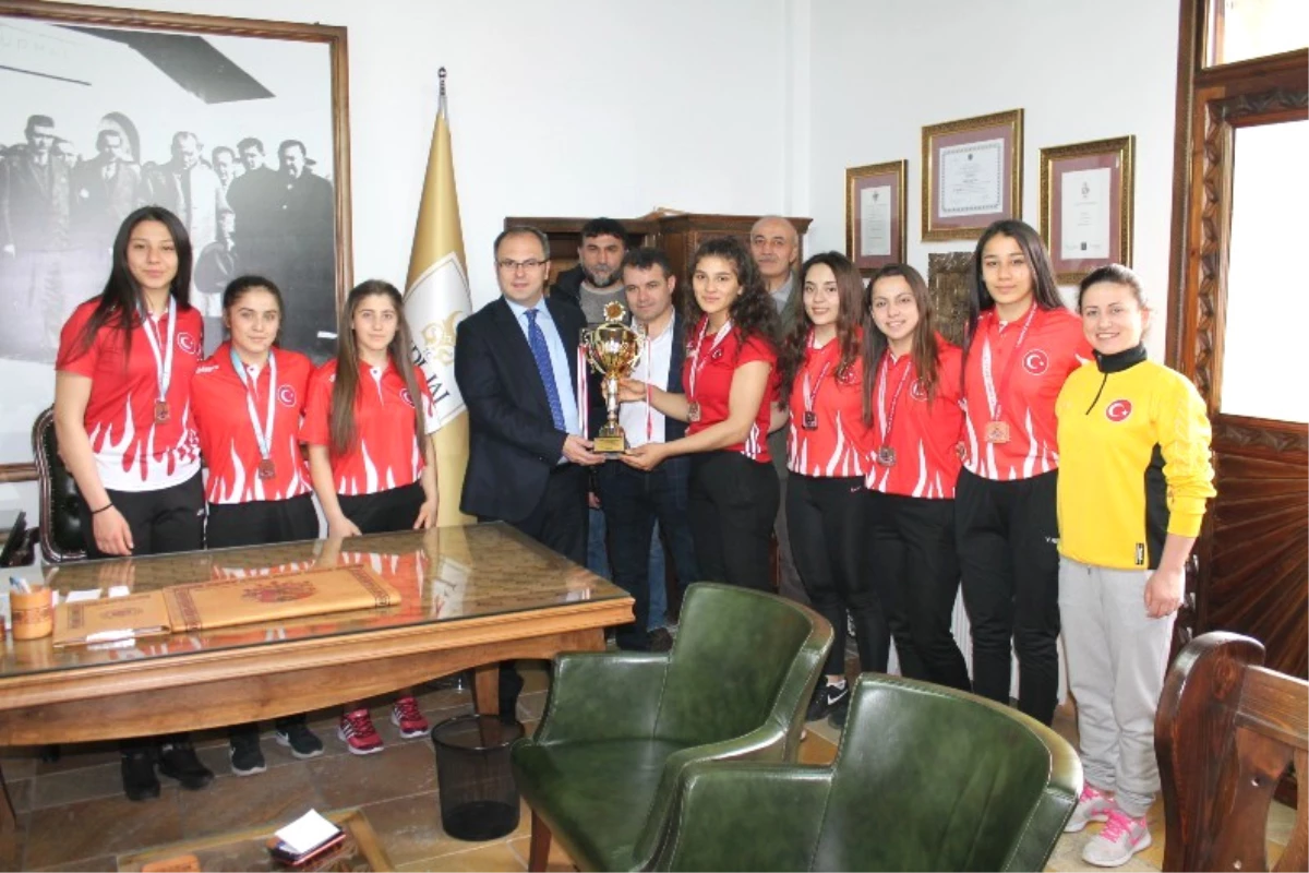 Kadınlar Serbest Güreş Türkiye Şampiyonu Olarak Tokat\'a Döndüler