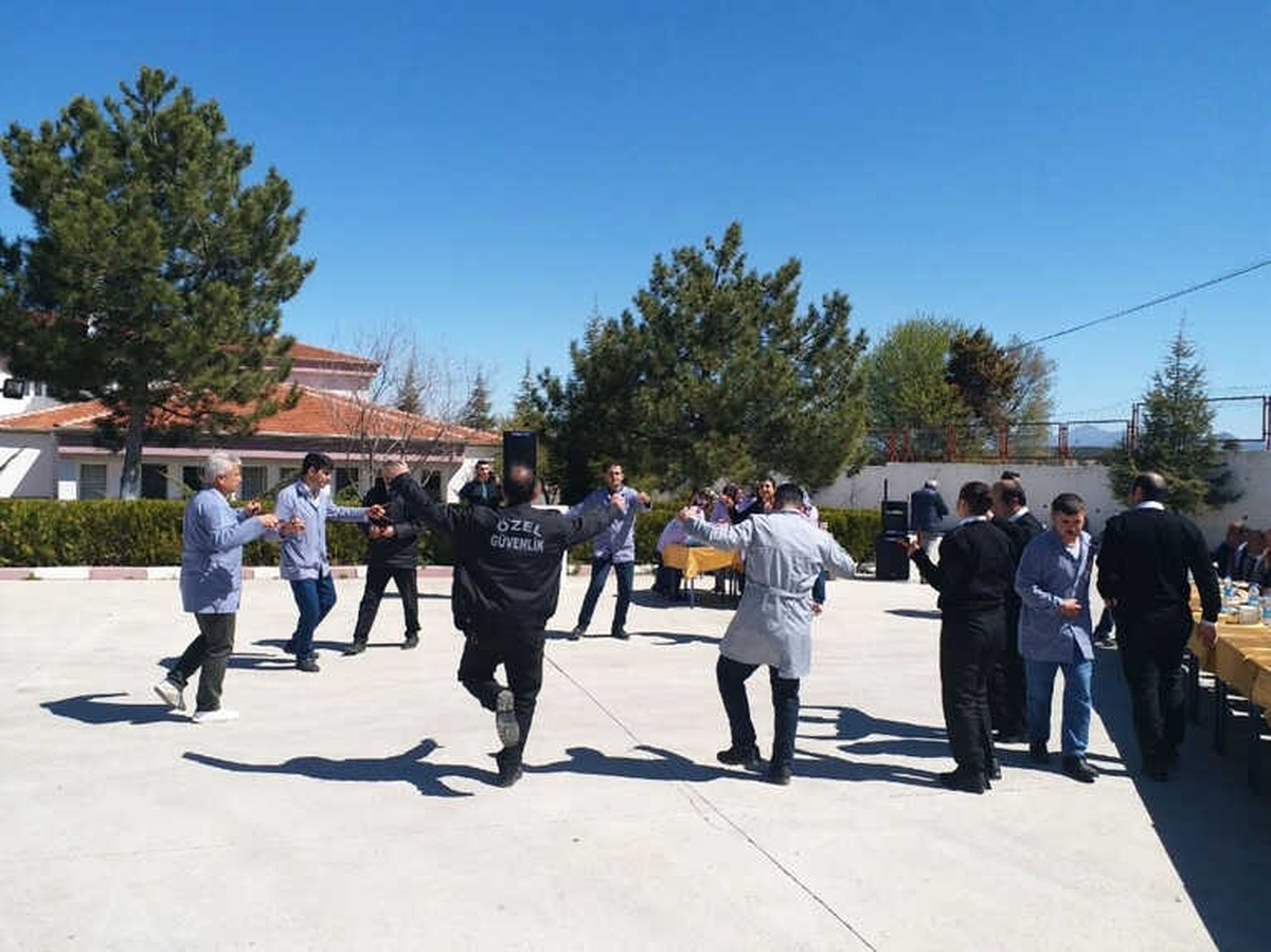 Kadro Sevincini Kaşık Oyunuyla Kutladılar