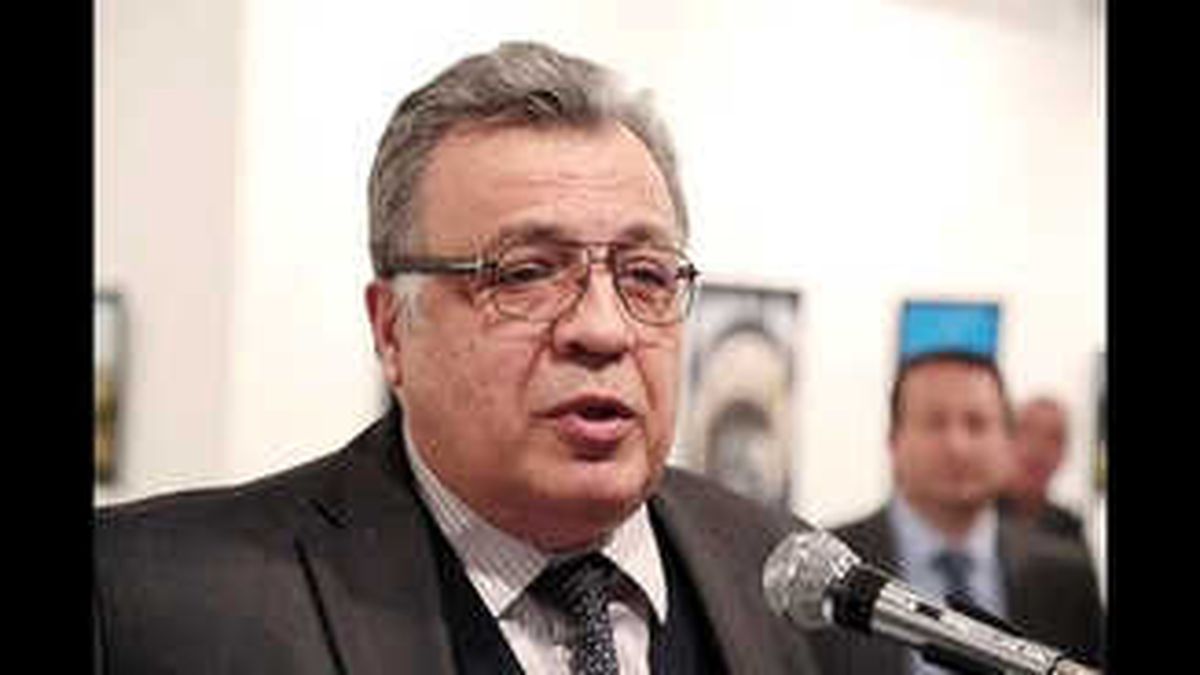 Karlov Cinayetinde 8 Şüpheliye Yakalama Kararı