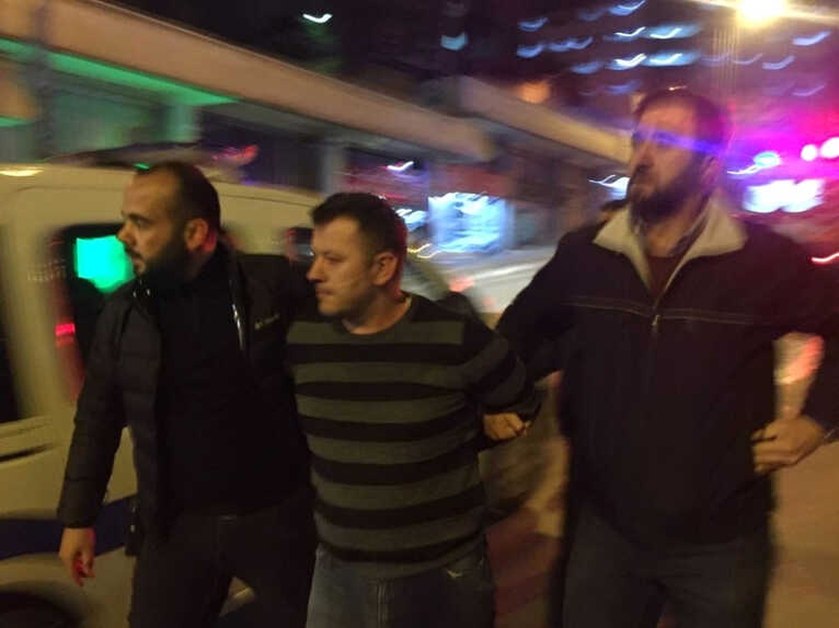 Kendini Yakmak İsteyen Genci Polisler Etkisiz Hale Getirdi