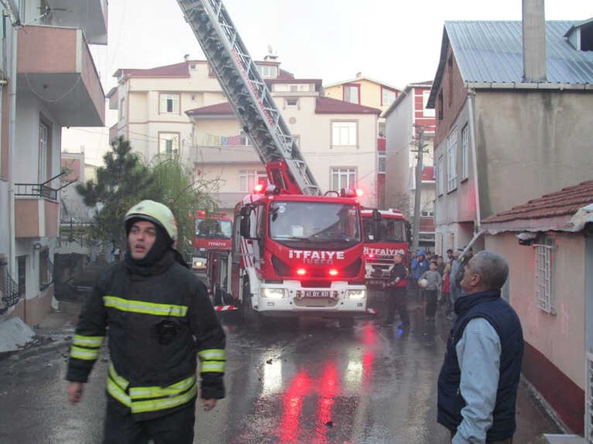 Kocaeli\'de Evde Çıkan Yangında 2 Kişi Dumandan Etkilendi