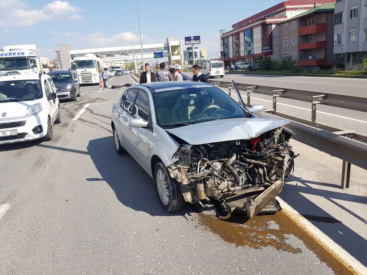 Körfez\'de Otomobil Bariyere Çarptı: 1 Yaralı