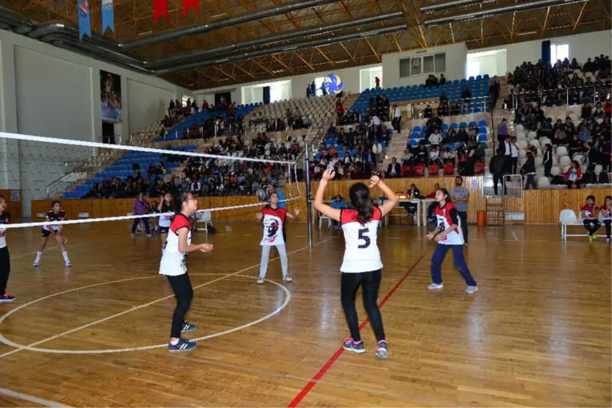 Kumluca\'da Küçük Kızlar Voleybol Müsabakaları Sona Erdi