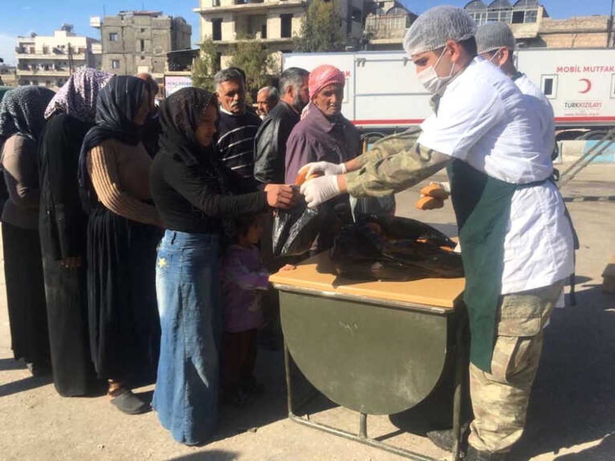 Mehmetçik Afrin\'de Ekmeğini Halkla Paylaşıyor