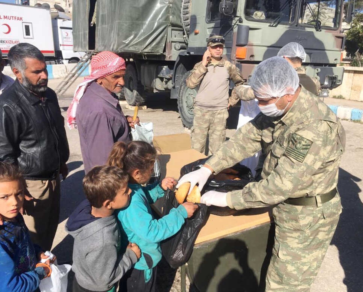 Mehmetçik Afrin Halkı ile Ekmeğini Paylaşıyor