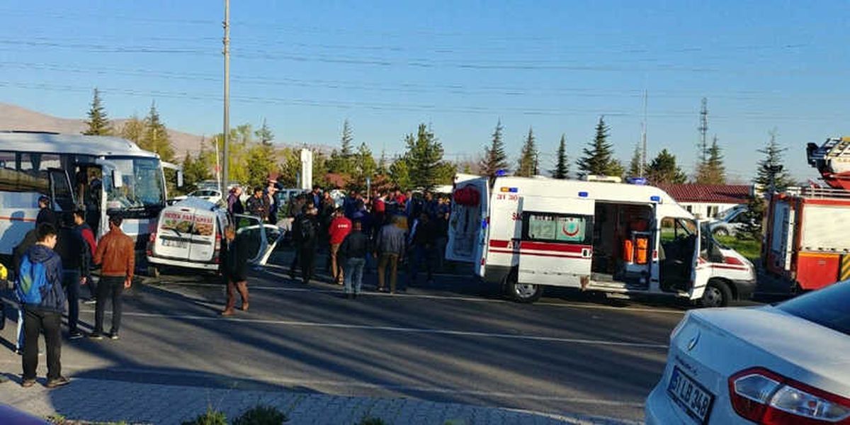 Niğde\'de Hafif Ticari Araç ile Minibüs Çarpıştı: 4 Yaralı