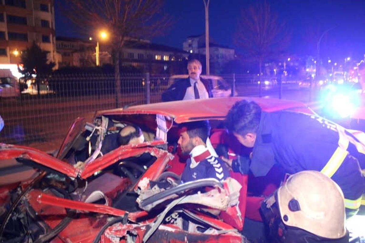 Otomobil Tır ile Bariyer Arasına Sıkıştı: 1 Yaralı