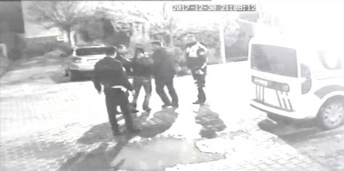İzmir\'de Polis Dayağı Güvenlik Kamerasında