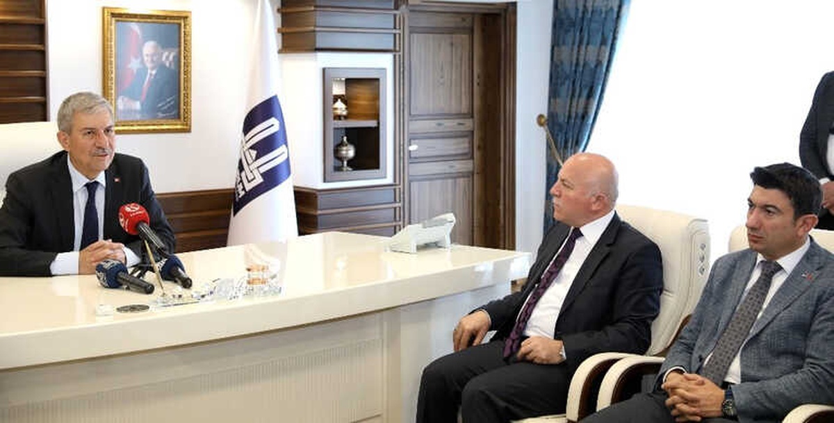 Sağlık Bakanı Demircan, Büyükşehir Belediyesini Ziyaret Etti