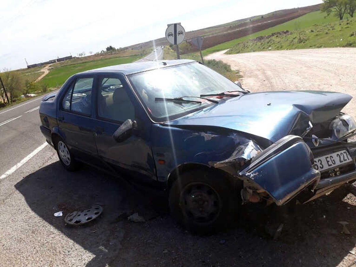 Şanlıurfa\'da Otomobil Traktöre Çarptı: 5 Yaralı