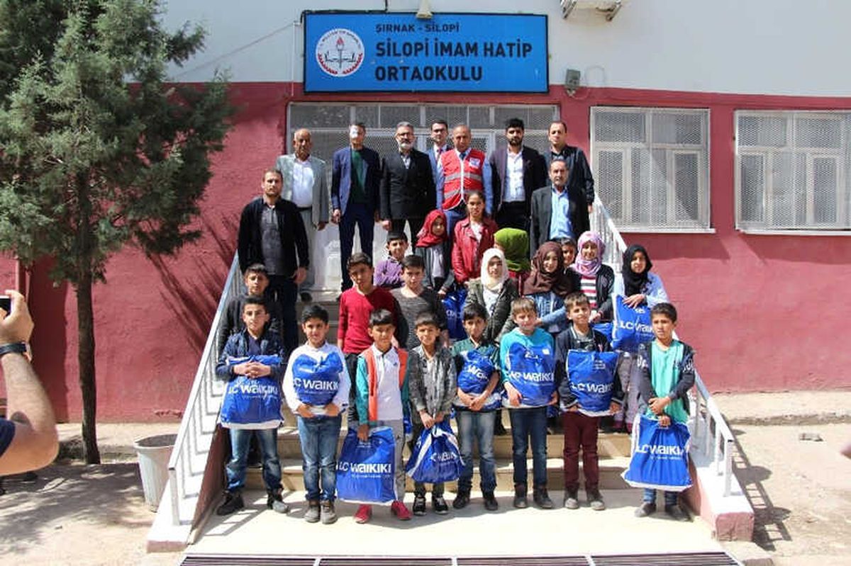 Silopi\'de 650 Öğrenciye Giyim Yardımı