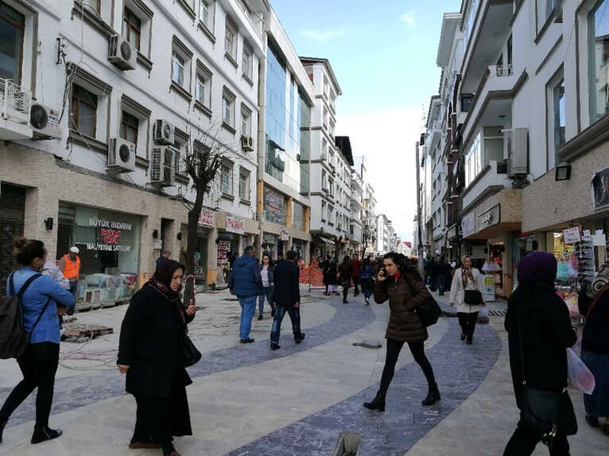 Süleyman Felek Caddesi\'nde İnsan Seli