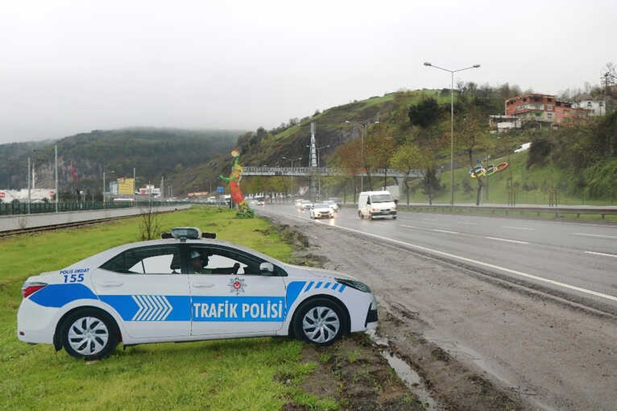 Tepe Lambaları Çalınan Maket Polis Araçlarına Yenileri Takıldı