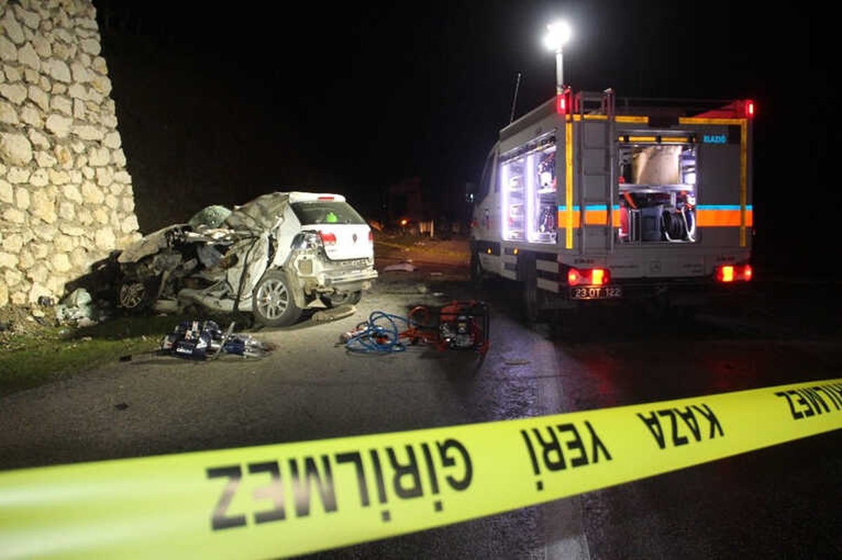 Tırla Çarpışan Otomobil Hurdaya Döndü: 1 Ölü, 2 Yaralı