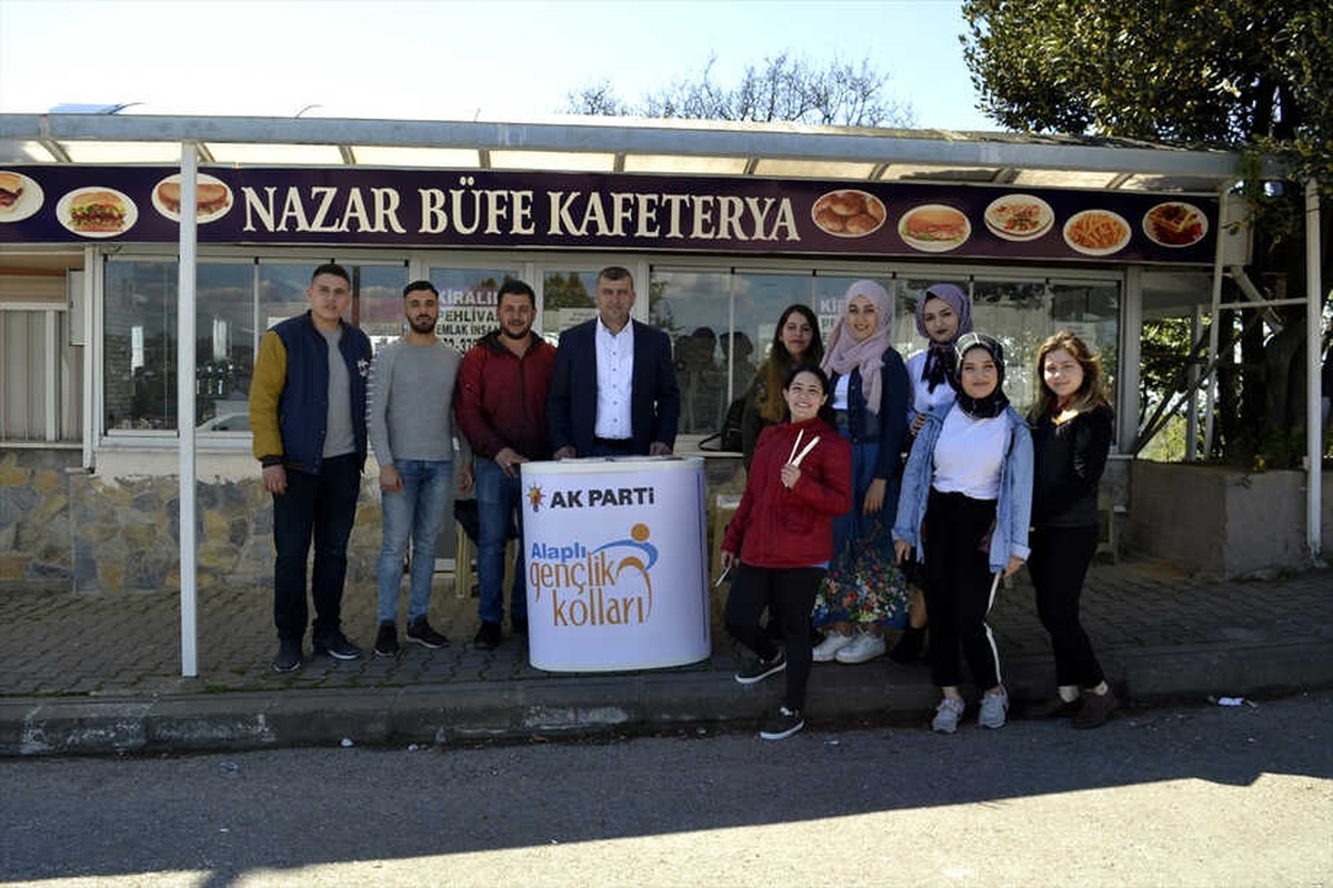 Üniversite Öğrencilerine Kalem ve Lokum