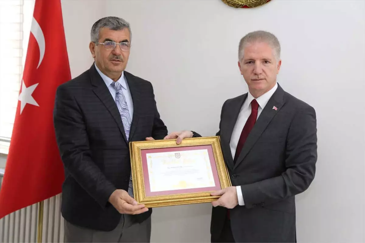 Vali Gül, Encümen Üyelerine Teşekkür Belgesi Verdi