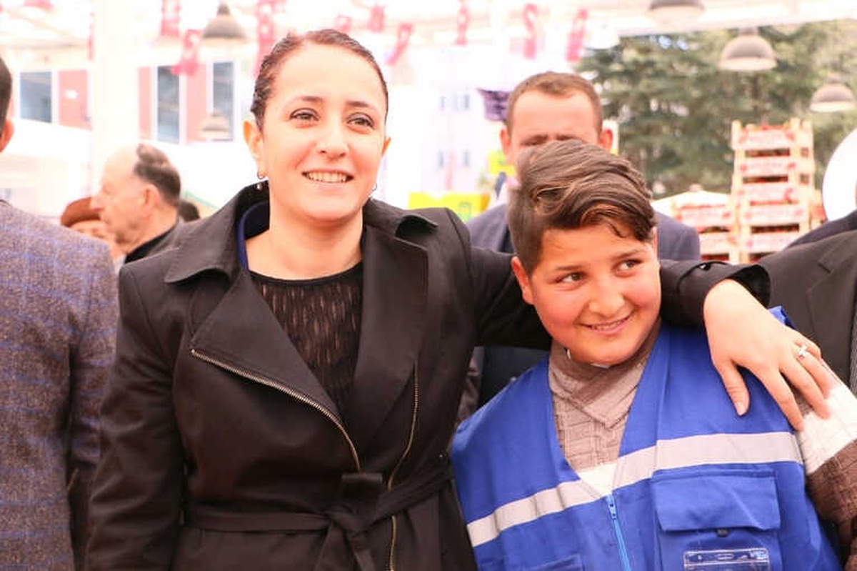 15 Yaşındaki Pazarcı Tezgah Başında Söylediği Türkü ile Mest Etti