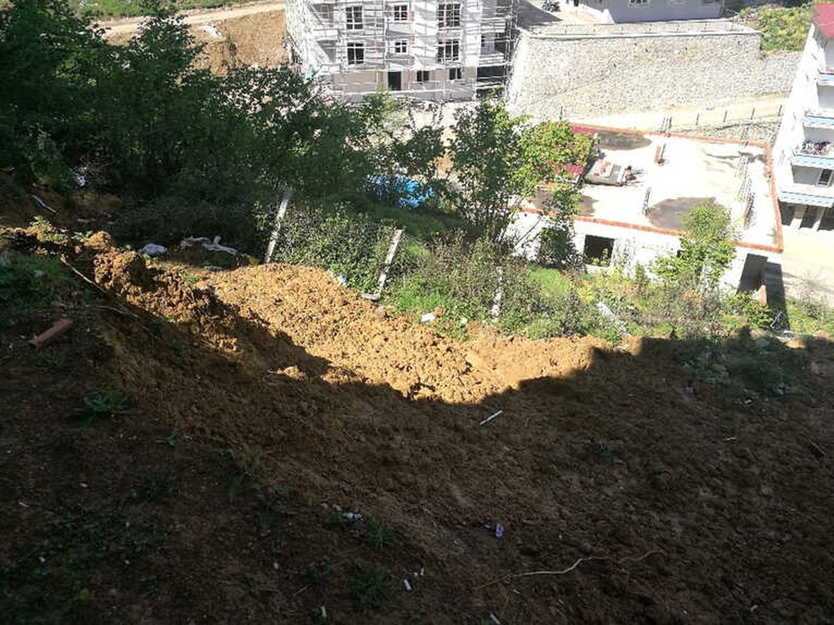 2 Aydır Oluşan Toprak Kayması Mahalle Sakinlerini Tedirgin Ediyor