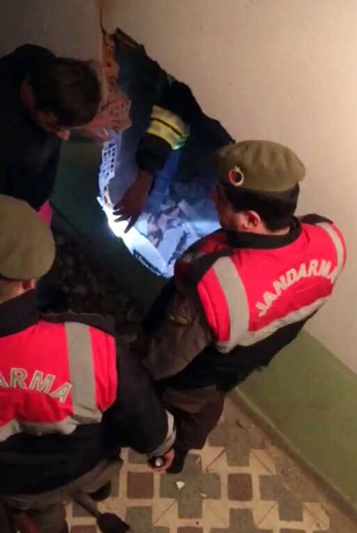 Asansör Boşluğuna Düştü, İtfaiye Tarafından Kurtarıldı
