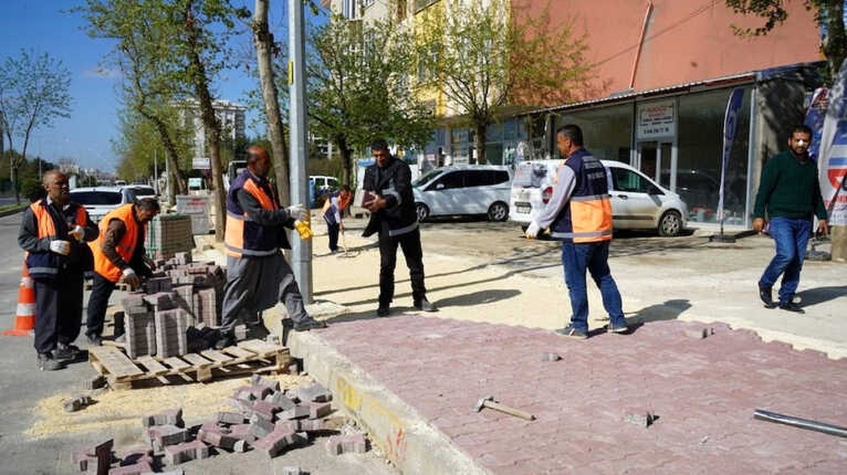 Atatürk Bulvarında Yıpranan Kaldırım Yenileniyor