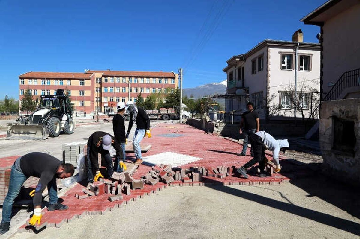 Başkan Cabbar Reşadiye Mahallesi\'nde Parke Çalışmalarını Yerinde İnceledi