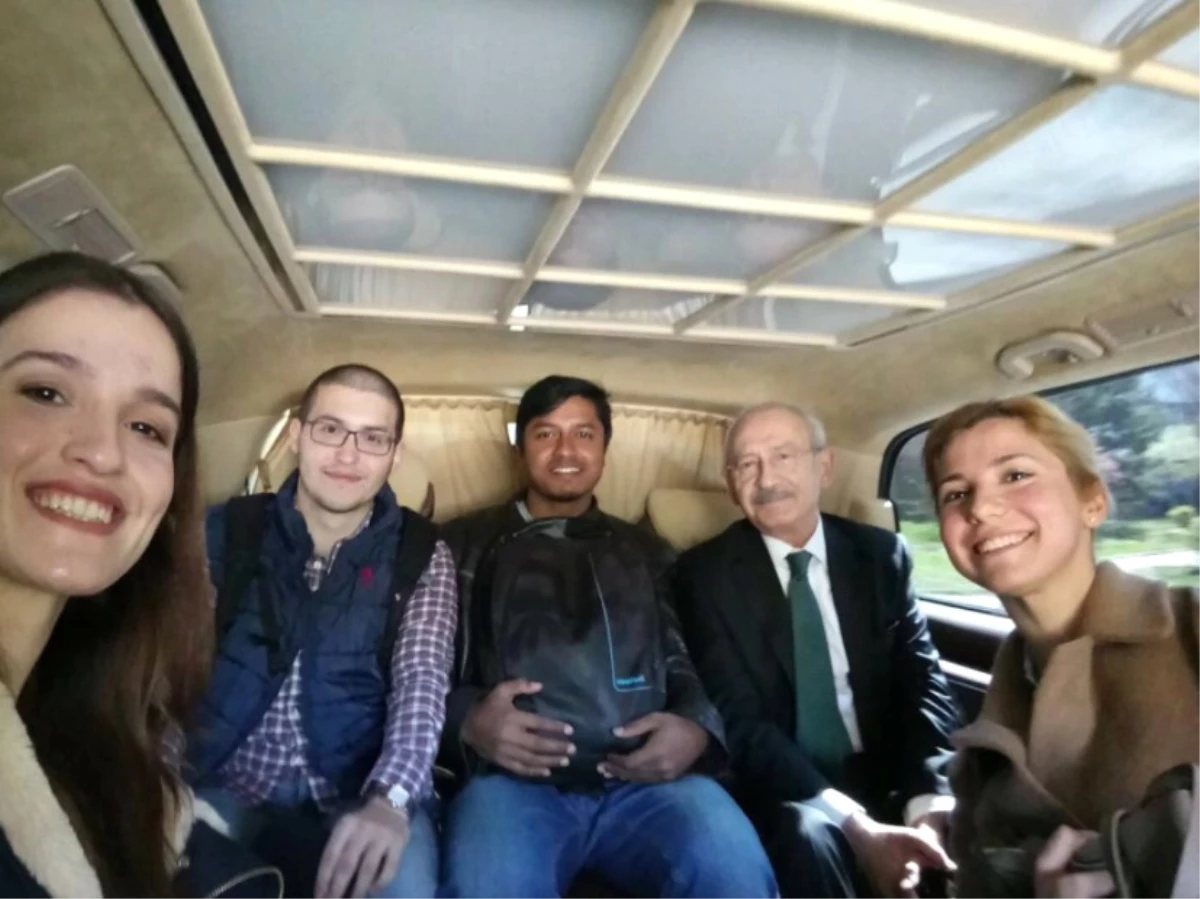 CHP lideri Kılıçdaroğlu Otostop Çeken Öğrencileri Aracına Aldı