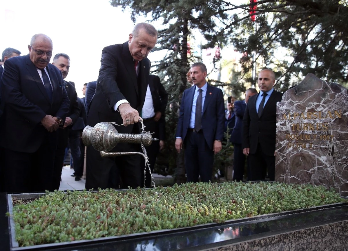 Cumhurbaşkanı Erdoğan, Alparslan Türkeş\'in Mezarını Ziyaret Etti