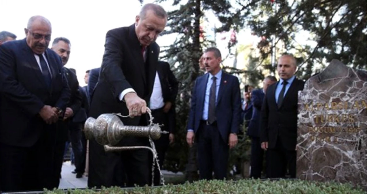 Cumhurbaşkanı Erdoğan, Türkeş\'in Beştepe\'deki Mezarını Ziyaret Etti