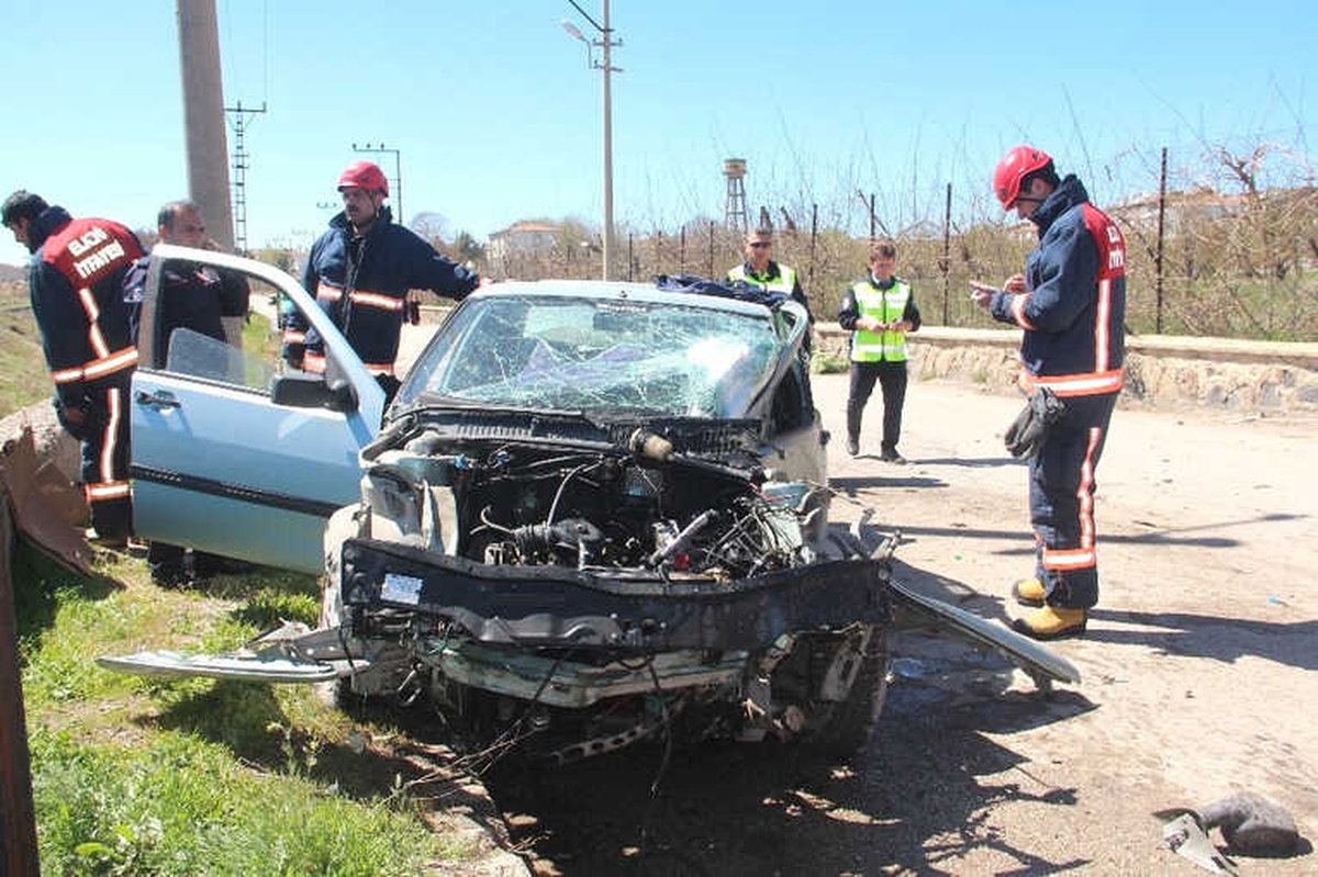 Direğe Çarpan Otomobilin Kapısı Fırladı: 2 Yaralı