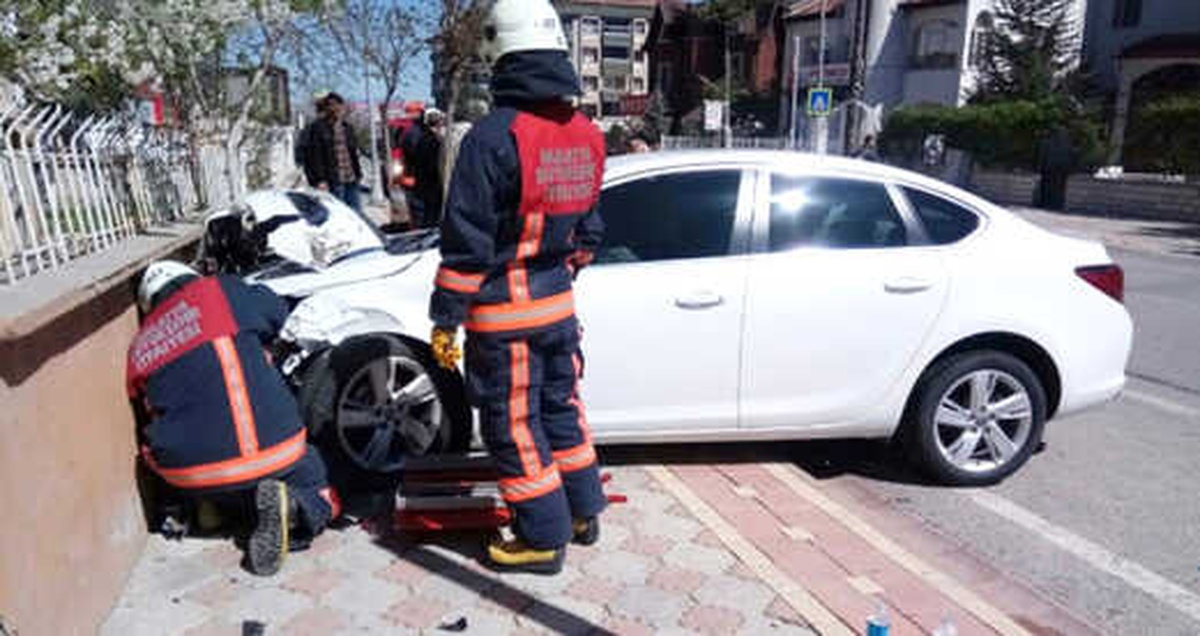 Kalp Krizi Geçiren Sürücü Önce 3 Araca Sonra Duvara Çarptı