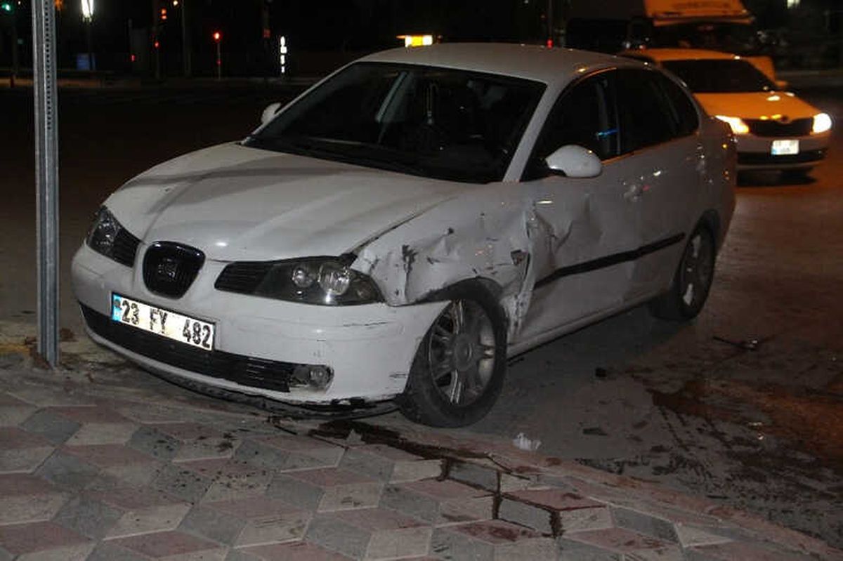 Elazığ\'da Trafik Kazası: 3 Yaralı